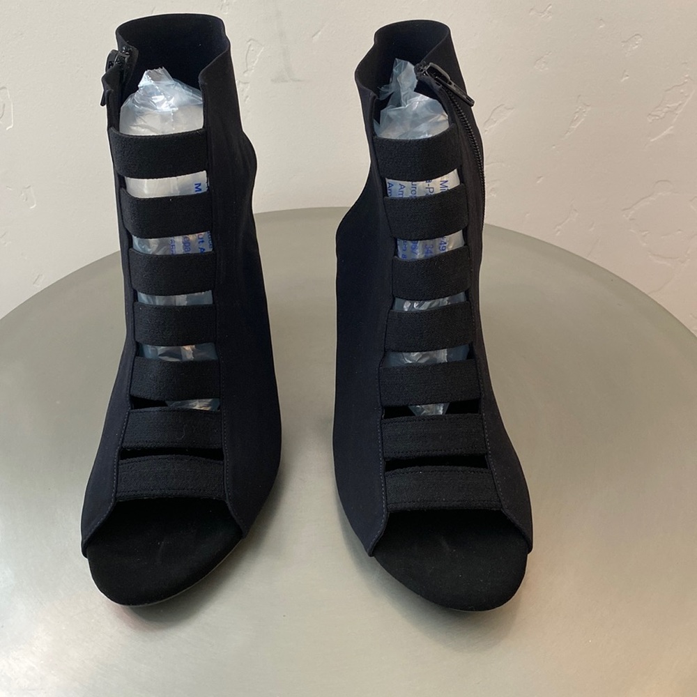 ONEX women’s black elastic dress sandal.